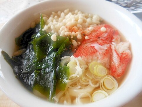 冷凍うどんでカニカマ、わかめ、天かすうどん